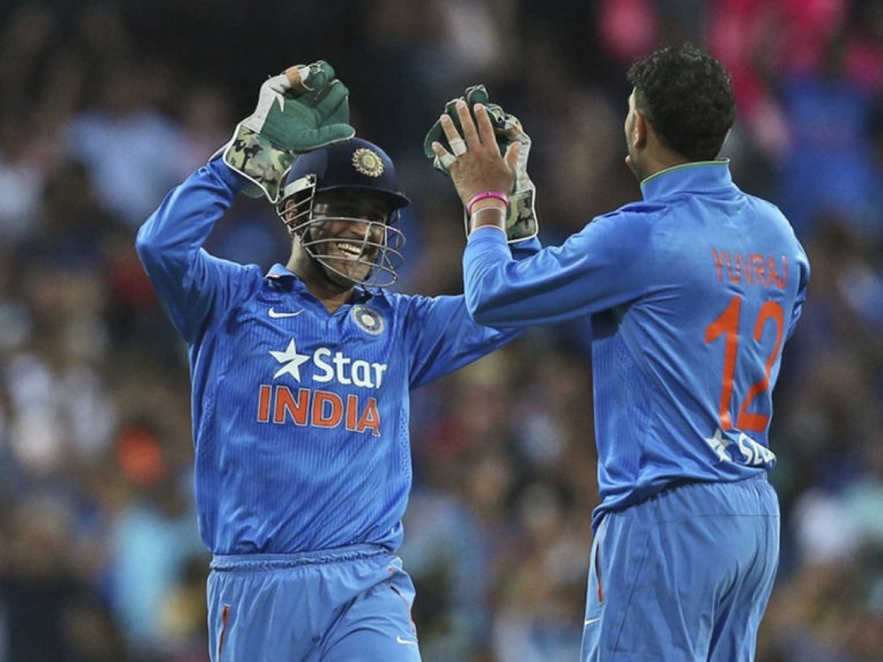 yuvraj-singh-ms-dhoni-sydney-3101