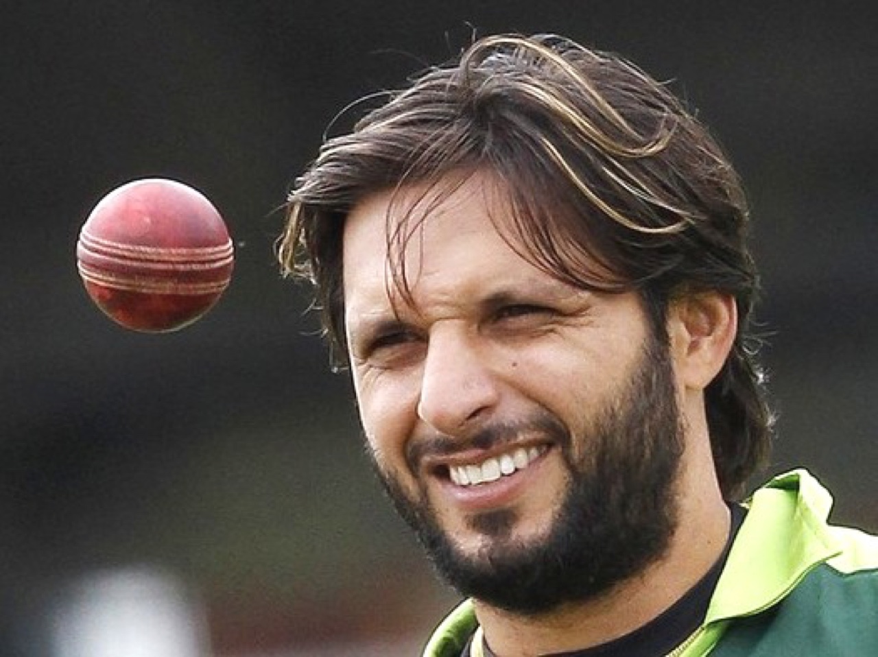 Pakistan's captain Shahid Afridi eyes a ball during a training session before their first cricket test match against Australia at Lord's cricket ground in London July 12, 2010. REUTERS/Stefan Wermuth (BRITAIN - Tags: SPORT CRICKET)